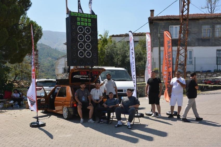 Denizli modifiyeli araçlarla renklendi: Otomobil tutkunları Babadağ'da buluştu