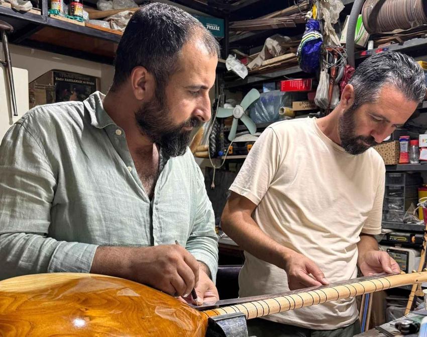 Bu atölyeden çıkan her enstrümanın ayrı bir ruhu var! Niğdeli iki kardeşin elinde hayat buluyor