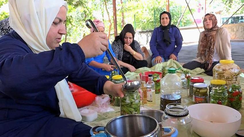 Batmanlı kadınların boş zamanı paraya dönüşüyor! Hem geleneği yaşatıyor hem de aile bütçesine katkı sağlıyorlar