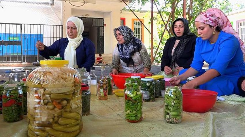 Batmanlı kadınların boş zamanı paraya dönüşüyor! Hem geleneği yaşatıyor hem de aile bütçesine katkı sağlıyorlar
