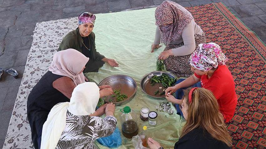 Batmanlı kadınların boş zamanı paraya dönüşüyor! Hem geleneği yaşatıyor hem de aile bütçesine katkı sağlıyorlar