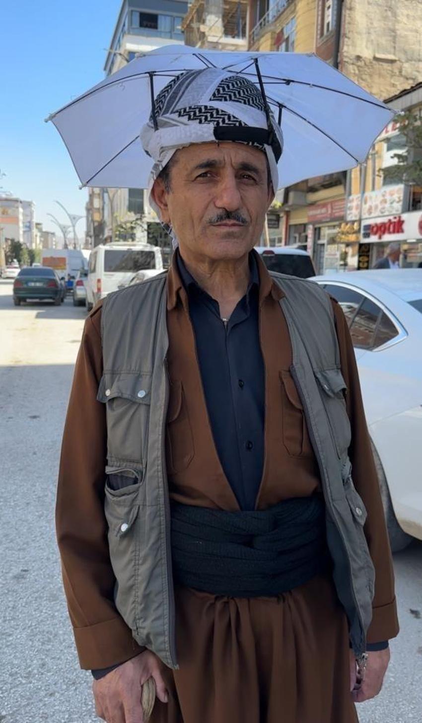 20 yıldır kafasında şemsiye ile geziyor! Hakkari'de ilginç görüntü