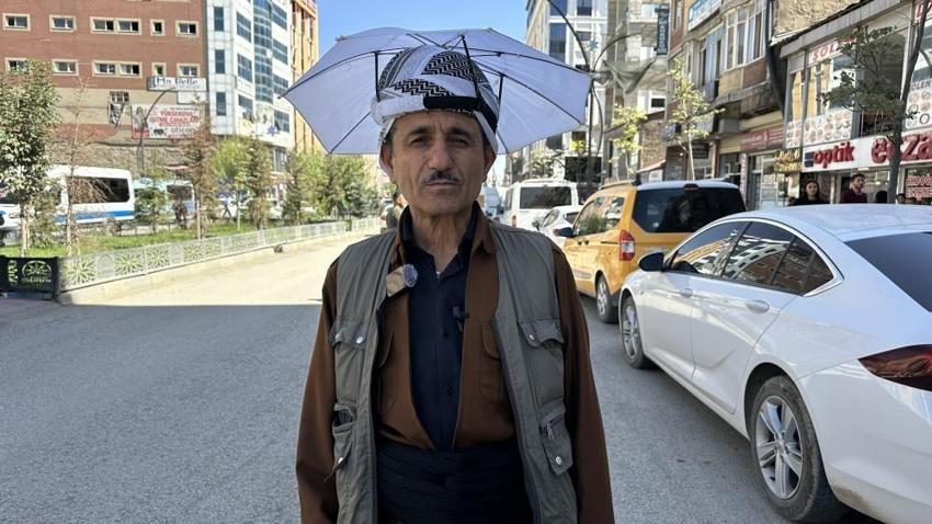 20 yıldır kafasında şemsiye ile geziyor! Hakkari'de ilginç görüntü