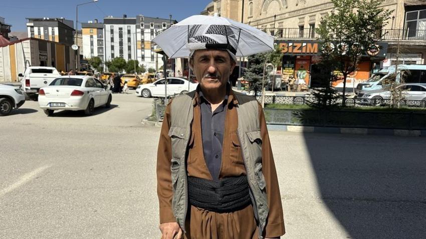 20 yıldır kafasında şemsiye ile geziyor! Hakkari'de ilginç görüntü