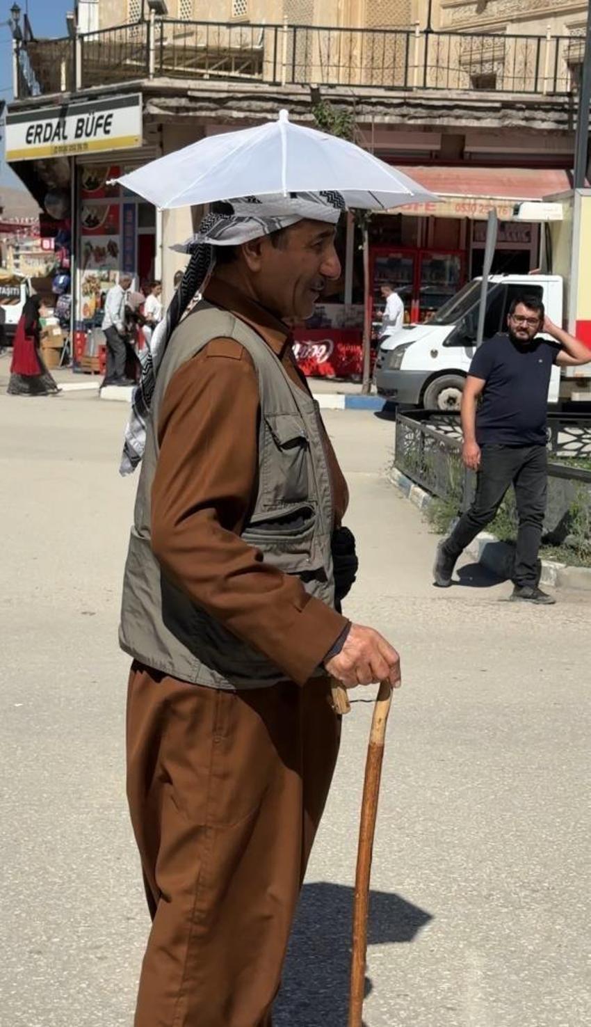 20 yıldır kafasında şemsiye ile geziyor! Hakkari'de ilginç görüntü