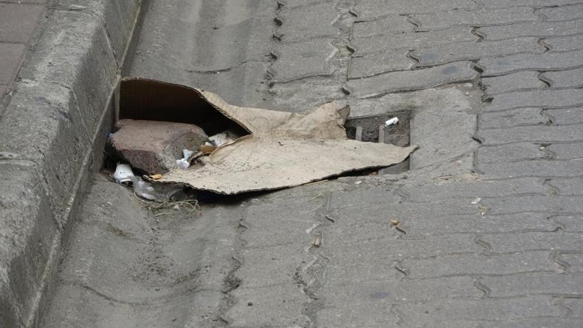 Mahalleli kanalizasyon kokusuna çareyi böyle buldu!