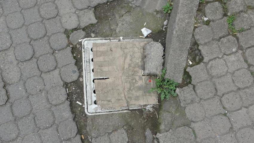 Mahalleli kanalizasyon kokusuna çareyi böyle buldu!