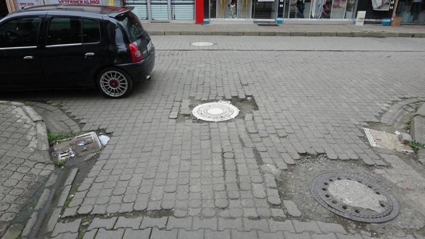 Mahalleli kanalizasyon kokusuna çareyi böyle buldu!