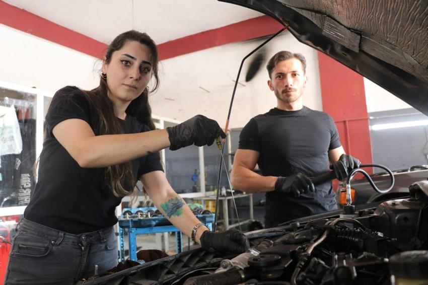 Yetiştirecek çırak bulamadı, eşini yanına alıp usta yaptı! Sivaslı çift sanayide bütün ezberleri bozuyor