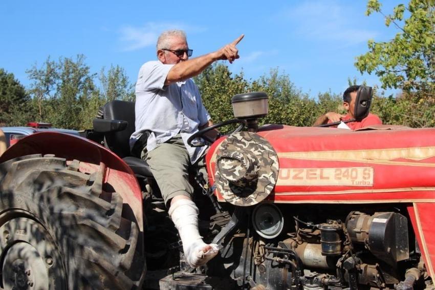 Kırık ayağıyla yangın bölgesine su taşıdı: Sakarya'da su tankeriyle görüntülendi