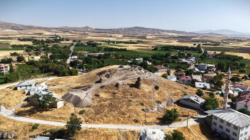 Elazığ'da keşfedildi! Köyün ortasından fışkırdı, 6 bin yıllık hazine