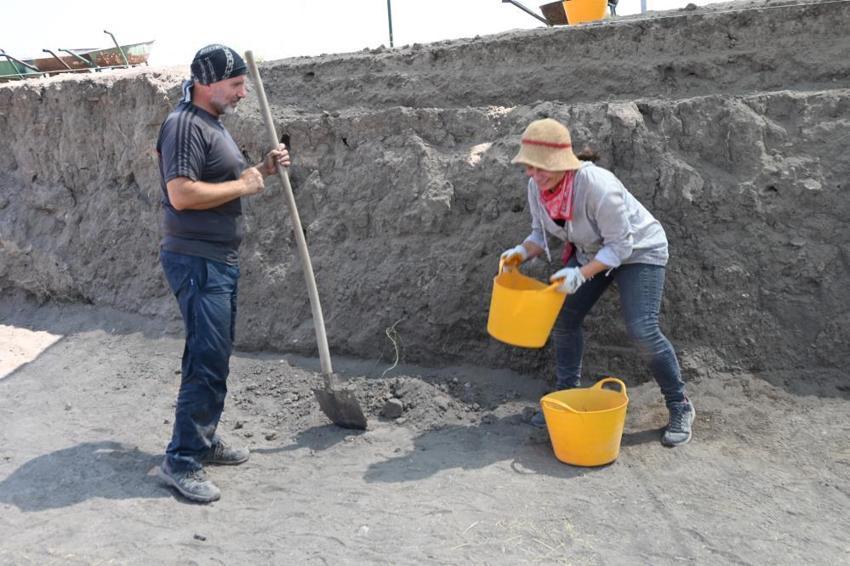 Eskişehir'de emekli çiftten herkese ilham verecek tutku! 7 saatlik yol gelip tarihe dokunuyorlar