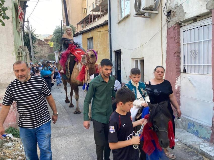 Bursa'da ilginç görüntüler! Oğlunu sünnet ettiren kadın deveye bindi