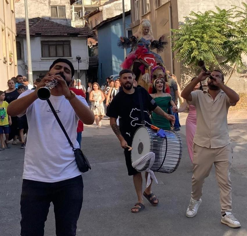 Bursa'da ilginç görüntüler! Oğlunu sünnet ettiren kadın deveye bindi