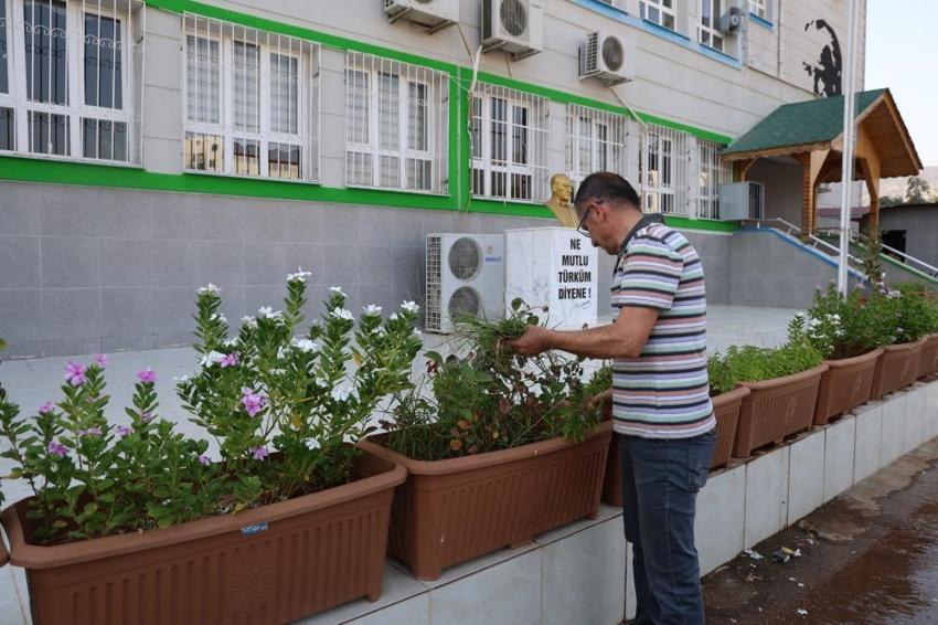 Adana'da öğretmenler öğrencileri için okulu rengârenk yaptı!