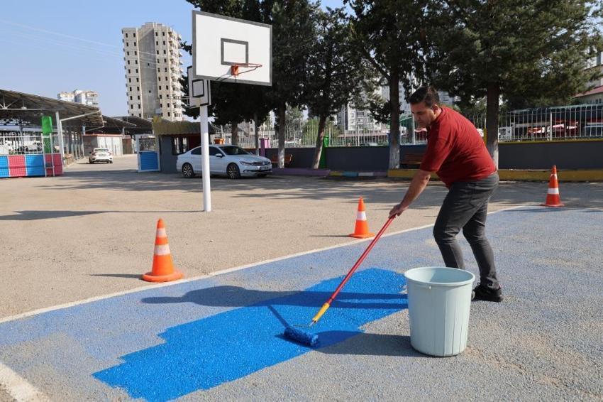 Adana'da öğretmenler öğrencileri için okulu rengârenk yaptı!