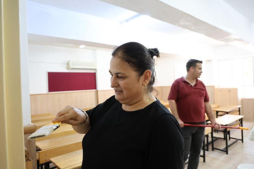 Adana'da öğretmenler öğrencileri için okulu rengârenk yaptı!