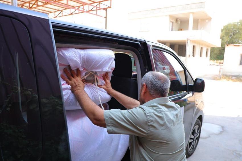 Deprem acısını unutmadı: Dükkanında ürettiği her 10 yorgandan birini bağışlıyor!