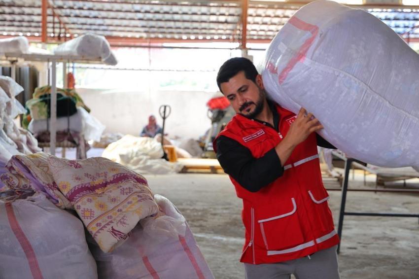 Deprem acısını unutmadı: Dükkanında ürettiği her 10 yorgandan birini bağışlıyor!