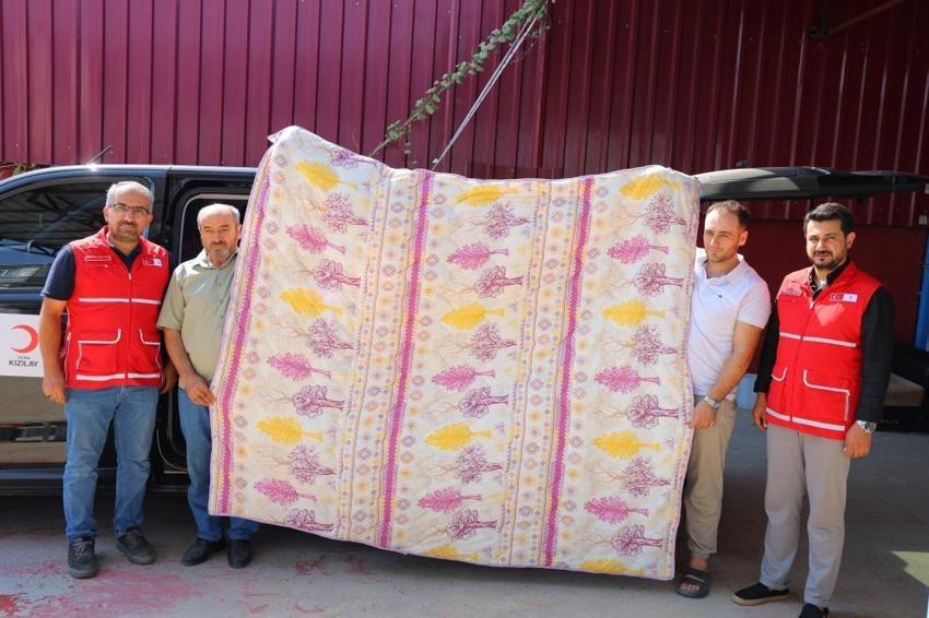 Deprem acısını unutmadı: Dükkanında ürettiği her 10 yorgandan birini bağışlıyor!