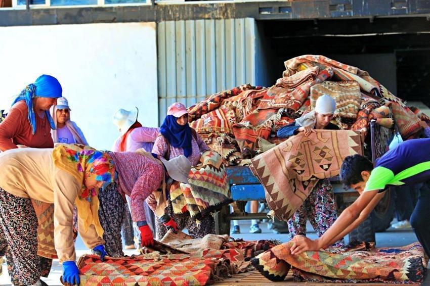 Bu hasat başka: Antalya ürün değil halılar toplanıyor