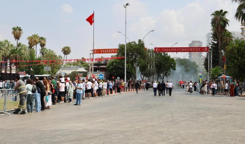 Adana'da Zafer Bayramı coşkusu, 41 derecelik sıcaklığa yenik düştü: Meydanlar boş kaldı