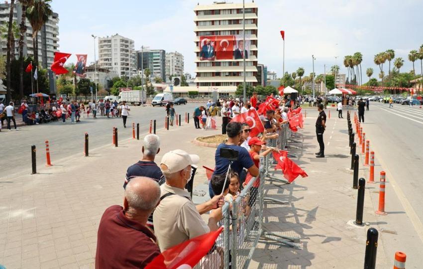 Adana'da Zafer Bayramı coşkusu, 41 derecelik sıcaklığa yenik düştü: Meydanlar boş kaldı