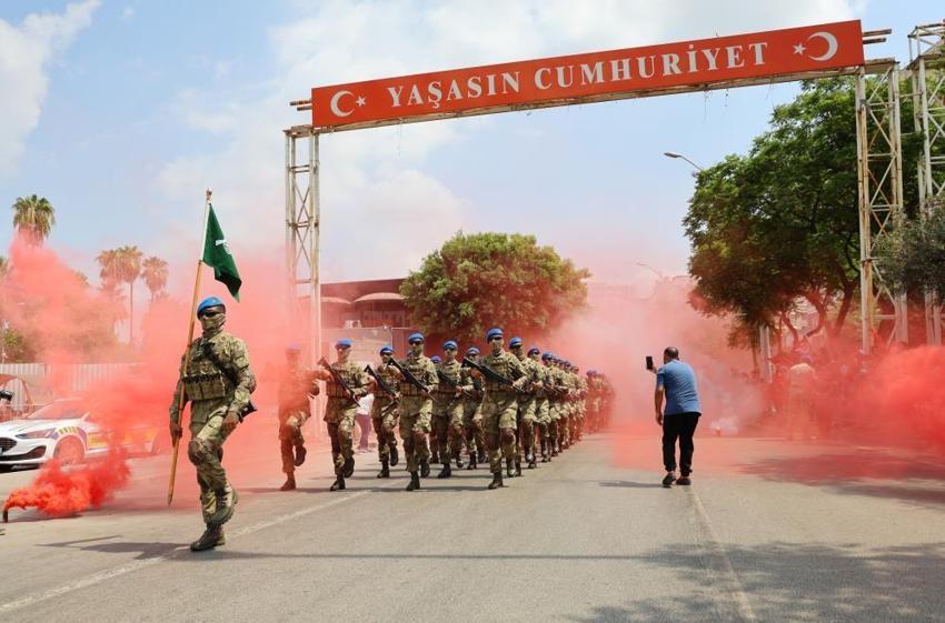 Adana'da Zafer Bayramı coşkusu, 41 derecelik sıcaklığa yenik düştü: Meydanlar boş kaldı