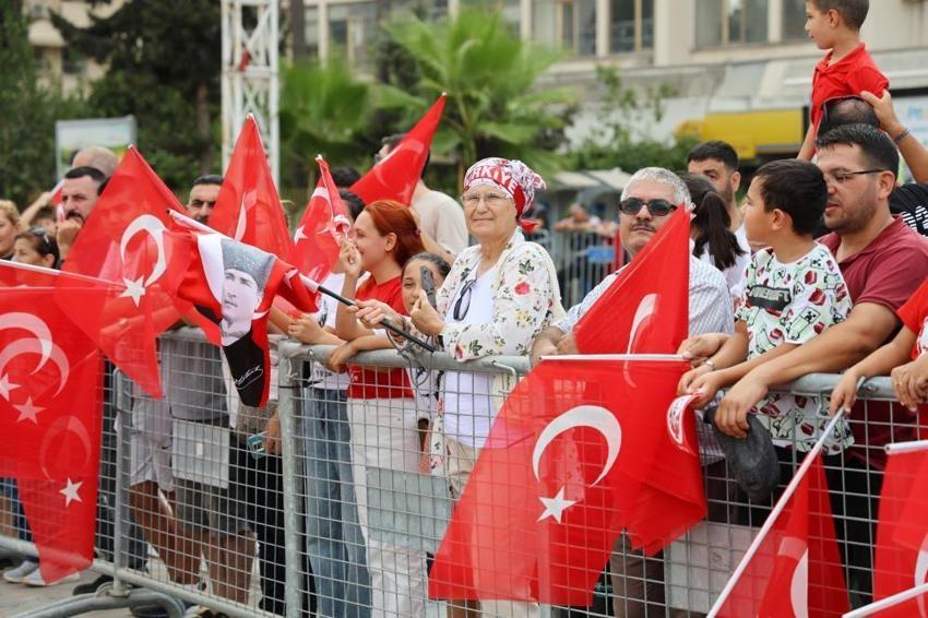Adana'da Zafer Bayramı coşkusu, 41 derecelik sıcaklığa yenik düştü: Meydanlar boş kaldı