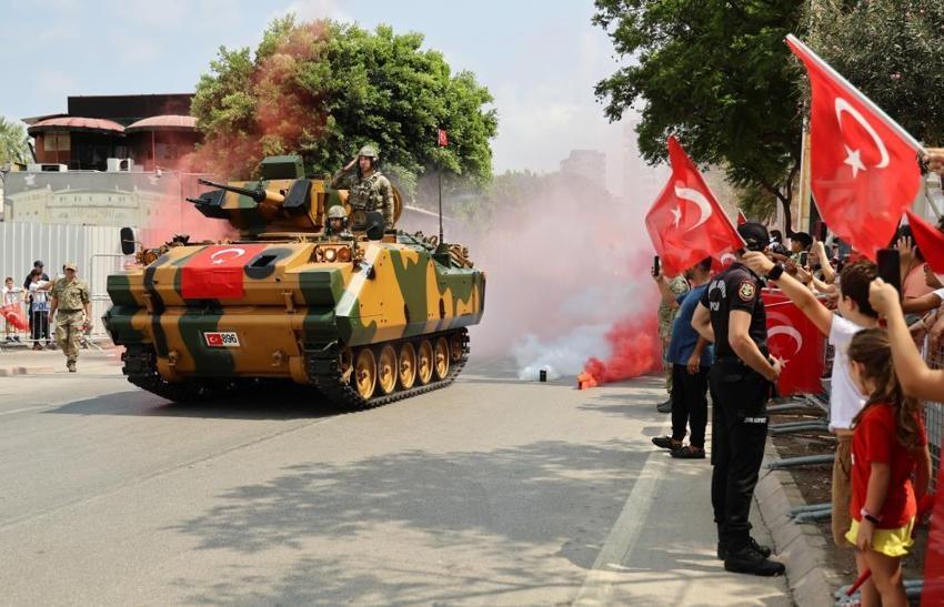 Adana'da Zafer Bayramı coşkusu, 41 derecelik sıcaklığa yenik düştü: Meydanlar boş kaldı