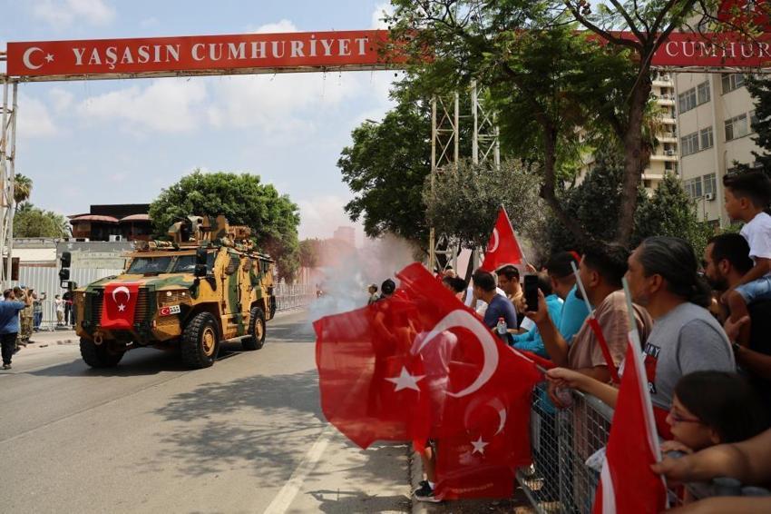 Adana'da Zafer Bayramı coşkusu, 41 derecelik sıcaklığa yenik düştü: Meydanlar boş kaldı