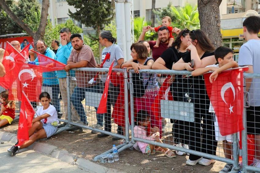 Adana'da Zafer Bayramı coşkusu, 41 derecelik sıcaklığa yenik düştü: Meydanlar boş kaldı