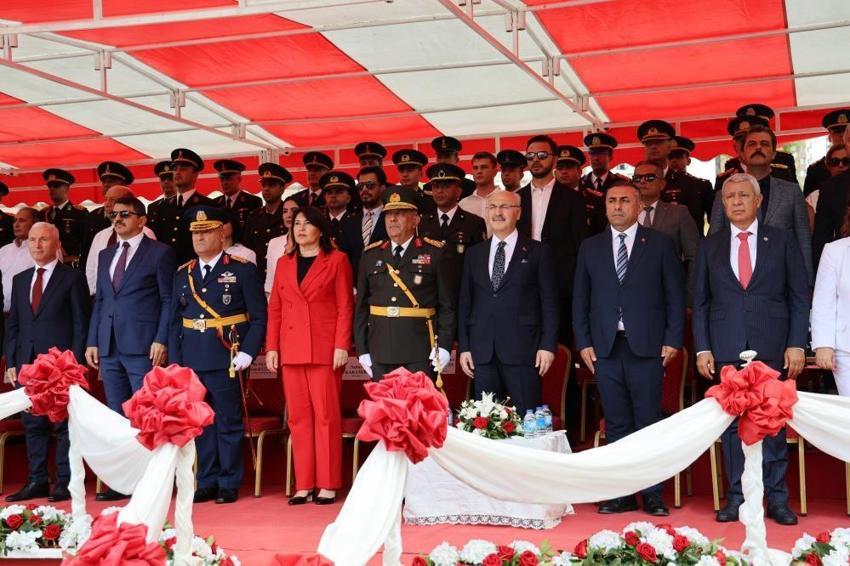 Adana'da Zafer Bayramı coşkusu, 41 derecelik sıcaklığa yenik düştü: Meydanlar boş kaldı