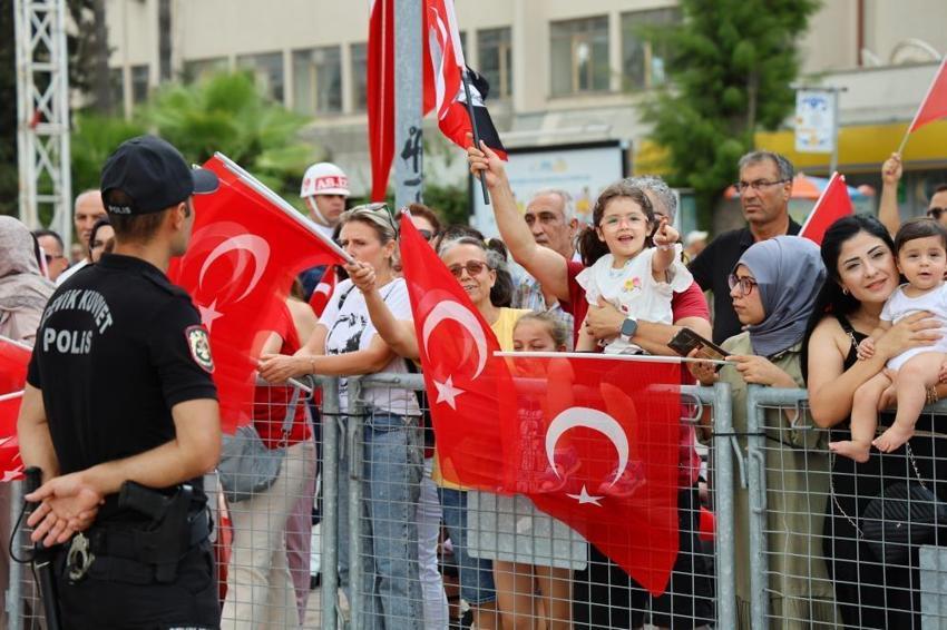 Adana'da Zafer Bayramı coşkusu, 41 derecelik sıcaklığa yenik düştü: Meydanlar boş kaldı