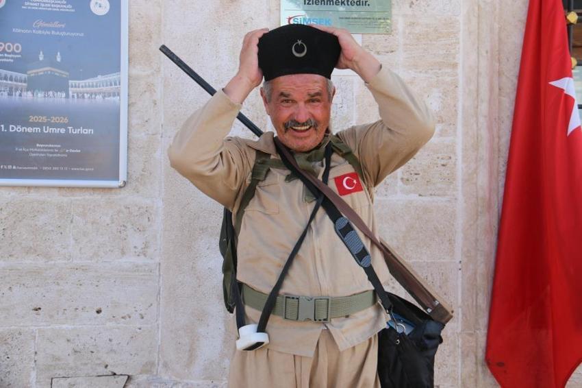 30 Ağustos Zafer Bayramı'nda Sivas'ta gündem oldu: Giydiği Kıyafetlerle Gençlere Unutulmaz bir ders veriyor!
