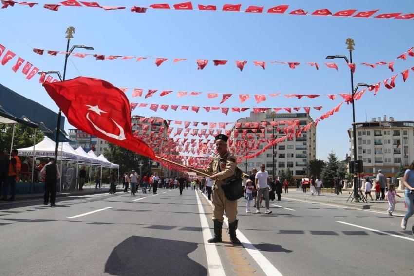30 Ağustos Zafer Bayramı'nda Sivas'ta gündem oldu: Giydiği Kıyafetlerle Gençlere Unutulmaz bir ders veriyor!