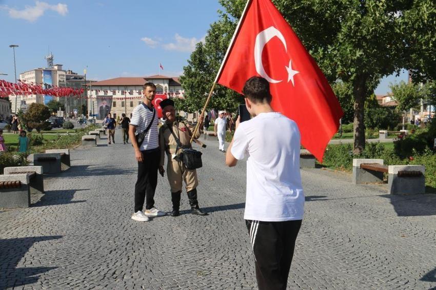 30 Ağustos Zafer Bayramı'nda Sivas'ta gündem oldu: Giydiği Kıyafetlerle Gençlere Unutulmaz bir ders veriyor!