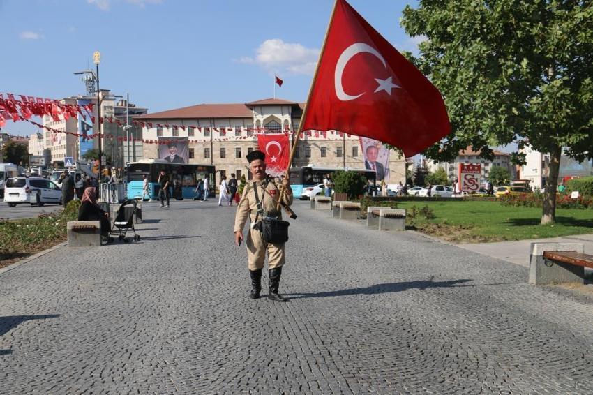 30 Ağustos Zafer Bayramı'nda Sivas'ta gündem oldu: Giydiği Kıyafetlerle Gençlere Unutulmaz bir ders veriyor!