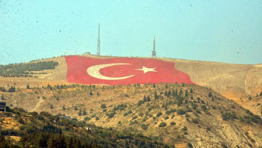 Kahramanmaraş'taki Türkiye'nin en büyük bayrağını ilk selamlayan 'Savaşan Şahinler' oldu