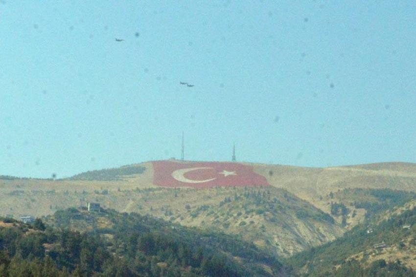 Kahramanmaraş'taki Türkiye'nin en büyük bayrağını ilk selamlayan 'Savaşan Şahinler' oldu