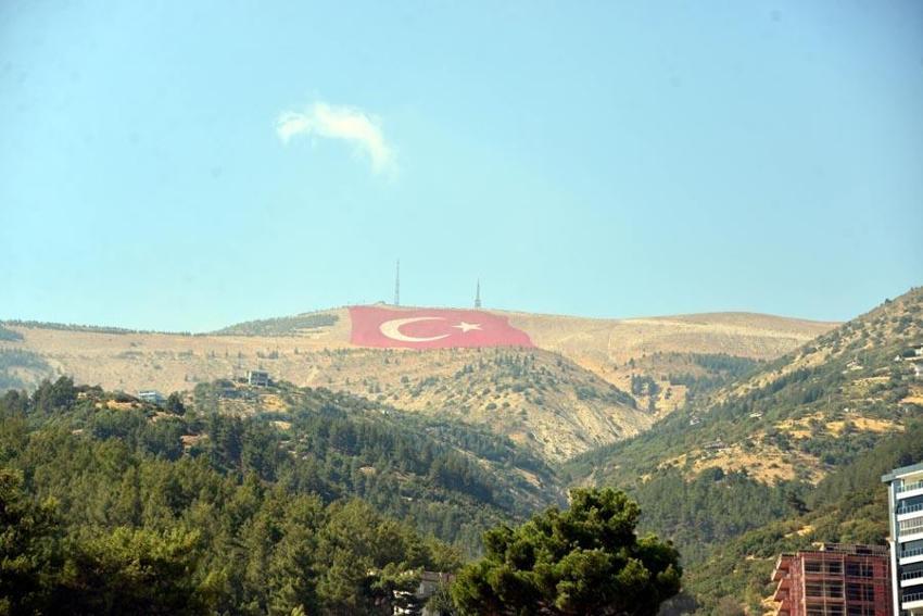 Kahramanmaraş'taki Türkiye'nin en büyük bayrağını ilk selamlayan 'Savaşan Şahinler' oldu