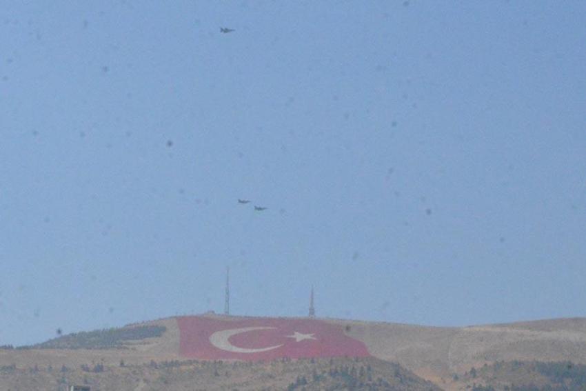Kahramanmaraş'taki Türkiye'nin en büyük bayrağını ilk selamlayan 'Savaşan Şahinler' oldu