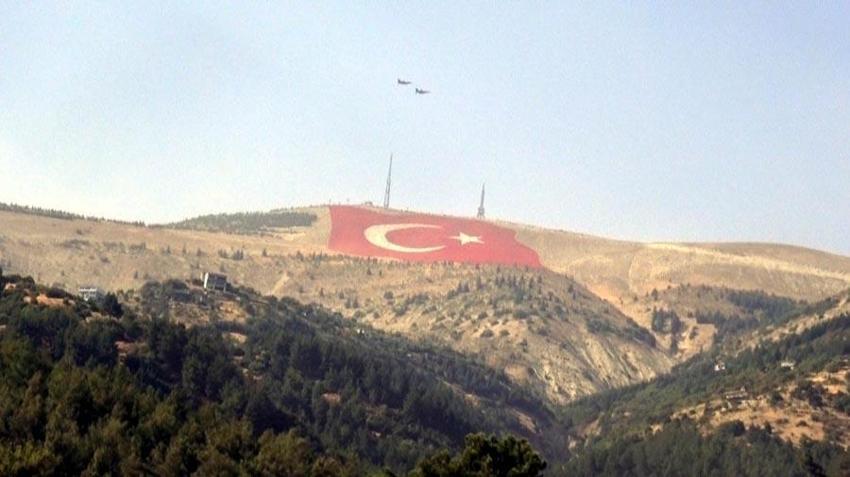 Kahramanmaraş'taki Türkiye'nin en büyük bayrağını ilk selamlayan 'Savaşan Şahinler' oldu