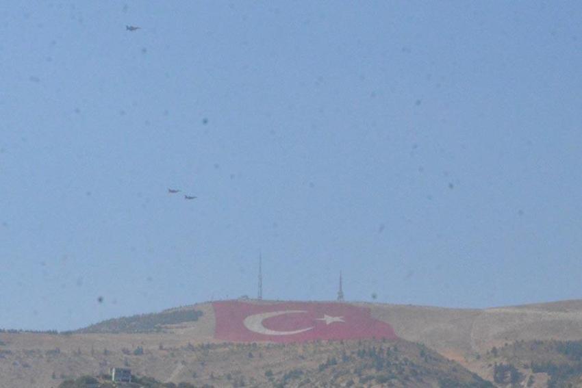 Kahramanmaraş'taki Türkiye'nin en büyük bayrağını ilk selamlayan 'Savaşan Şahinler' oldu
