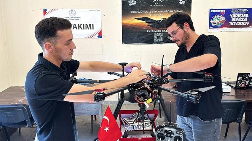 Üniversiteli gençlerden yerli İHA hamlesi! KAF takımı TEKNOFEST’te zirveye kanat açtı