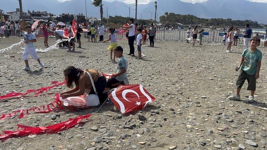 Hatay'da gökyüzü şenlendi: Uçurtma şenliği göz kamaştırdı