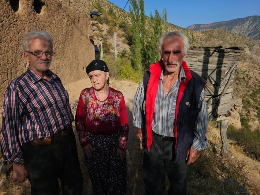 Erzurumlu vatandaş mahallesinin yolunu tek başına yaptı!