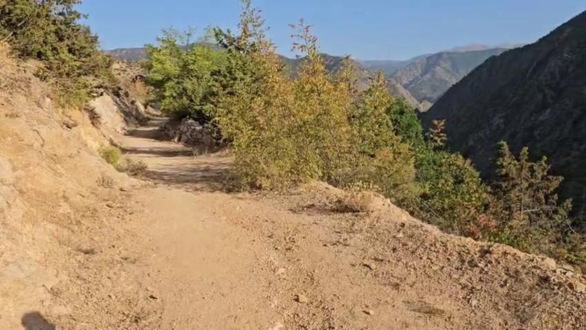 Erzurumlu vatandaş mahallesinin yolunu tek başına yaptı!