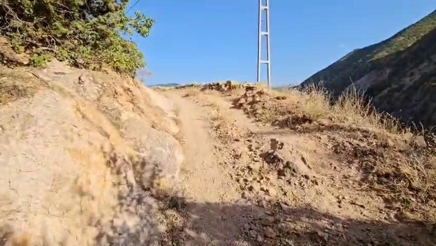 Erzurumlu vatandaş mahallesinin yolunu tek başına yaptı!