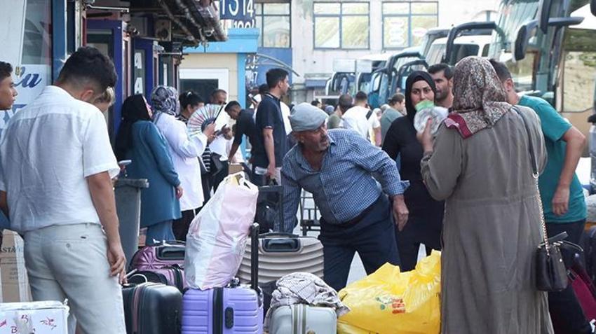 Memleketlerine gidenler İstanbul'a dönüyor! Okulların açılmasına bir hafta kala otogarlarda hareketlilik başladı